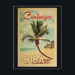 Carte Postale Cienfuegos Palm Tree Vintage voyage<br><div class="desc">Un imprimé d'art cubain unique rétro du milieu du siècle moderne Cienfuegos Cuba dans un style d'affiche de voyage vintage. Il dispose d'un palmier incurvé sur une plage de sable avec l'océan sous un ciel bleu nuageux.</div>