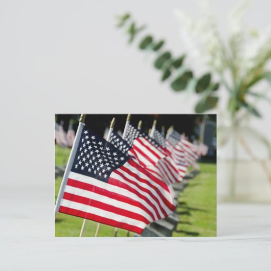 Carte Postale Cimetière militaire historique avec des drapeaux a (Debout devant)