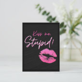 Carte Postale Citation noire et rose avec baiser - Embrasse-moi, (Debout devant)