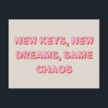 Carte Postale Citation Unique Drôle Nous Avons Déplacé Nouvelle<br><div class="desc">Célébrez le chaos des nouveaux débuts avec cette carte postale amusante et décalée "New Keys, New Dreams, Same Chaos", parfaite pour annoncer votre déménagement d'une manière amusante et mémorable. Avec sa bulle d’inspiration rétro en lettres roses douces et orange audacieuse sur fond neutre et crémeux, cette carte postale rayonne de...</div>