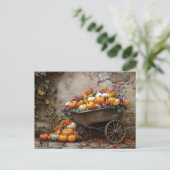 Carte Postale Citrouilles, fleurs et Feuilles dans une brouette (Debout devant)