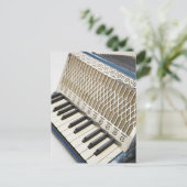 Carte Postale Clavier d'accordion antique (Debout devant)
