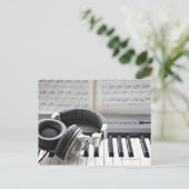 Carte Postale Clavier de piano électrique (Debout devant)