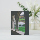 Carte Postale cloître gothique médiéval du 13e siècle au bord d' (Debout devant)