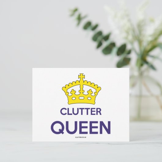 Carte postale 'Clutter Queen' (Debout devant)