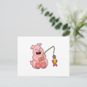 Carte Postale Cochon à la pêche avec un poisson (Debout devant)