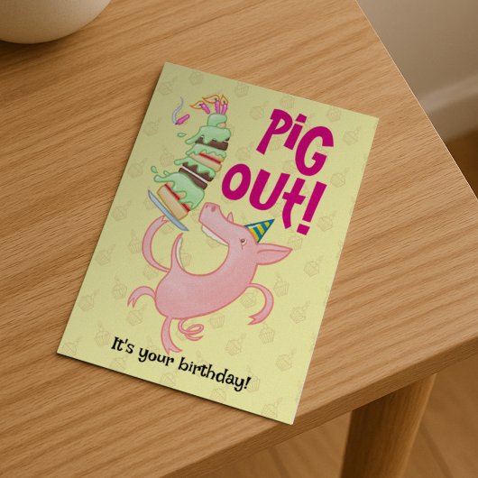 Carte Postale Cochon drôle mangeant un gâteau d'anniversaire Pig
