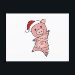 Carte Postale Cochon Noël Neige Animaux d'hiver Cochons<br><div class="desc">Le cochon de Noël aux lumières de fées. Animaux amusants avec des cadeaux et de la neige aux vacances. Aussi drôle pour Noël en juillet. Les moutons sont des animaux sucrés et parfaits pour Noël.</div>
