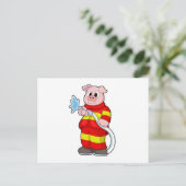 Carte Postale Cochon pompier avec tuyau (Debout devant)