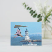 Carte postale - Cochon volant au-dessus du phare d (Debout devant)