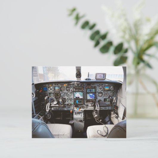 Carte Postale cockpit de l'aéronef (Debout devant)