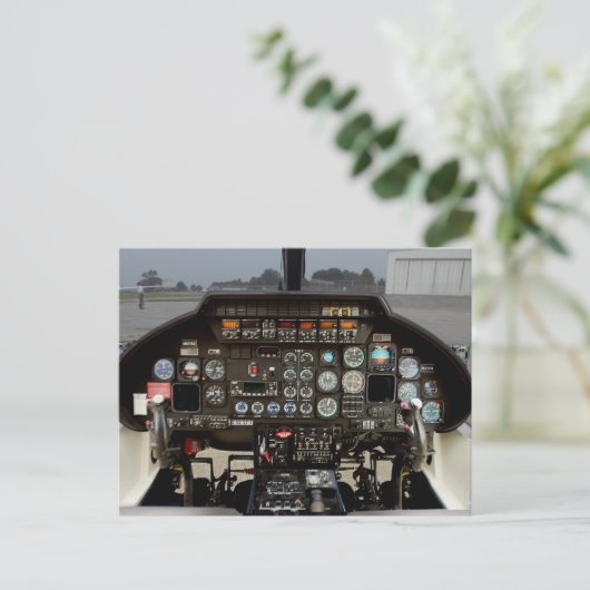 Carte Postale cockpit d'hélicoptère (Debout devant)