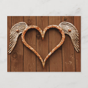 Carte Postale Coeur avec ailes contre les planches en bois rusti