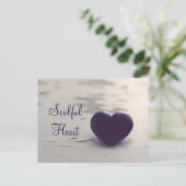 Carte Postale Coeur de pierre violet à l'âme sur une plage de sa (Debout devant)