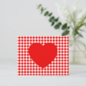 Carte Postale Cœur rouge sur gingham rouge (Debout devant)