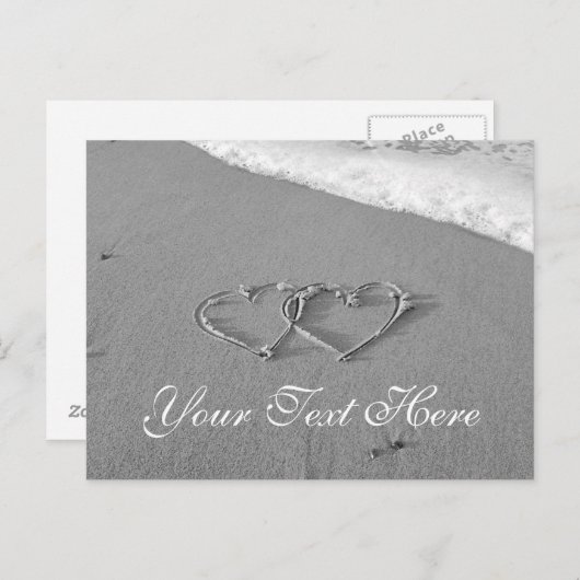 Carte Postale Coeurs entrelacés dans le sable | Scène romantique (Devant / Derrière)