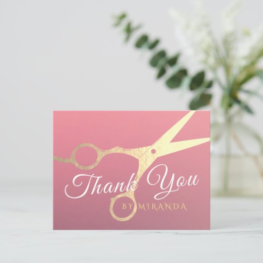 Carte Postale Coiffeur Salon de Maquillage Moderne Ciseaux Rose  (Debout devant)