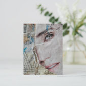 Carte Postale Collage mixte abstrait de visage et de mots (Debout devant)