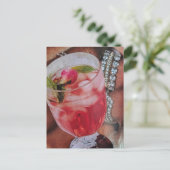 Carte Postale Collage mixte de boisson rose et de bijoux (Debout devant)
