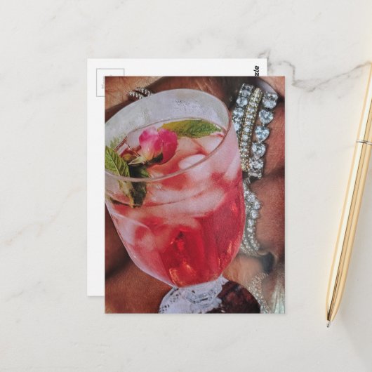 Carte Postale Collage mixte de boisson rose et de bijoux (Devant/Arrière en situation)