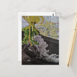 Carte Postale Collage mixte d'OVNI feuillu vient pour elle