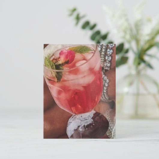 Carte Postale Collage multimédia Boisson rose et bijoux (Debout devant)