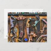 Carte Postale Collection d'antiquités au mur (Devant / Derrière)