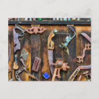 Collection d'antiquités sur le mur