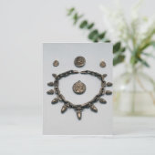 Carte Postale Collier, boucles d'oreilles, broche et pendentif, (Debout devant)