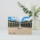 Carte Postale Colonnade dans les jardins de Versailles (Debout devant)