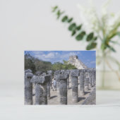 Carte Postale Colonnes de pierre antique à Chichen Itza. Centre (Debout devant)
