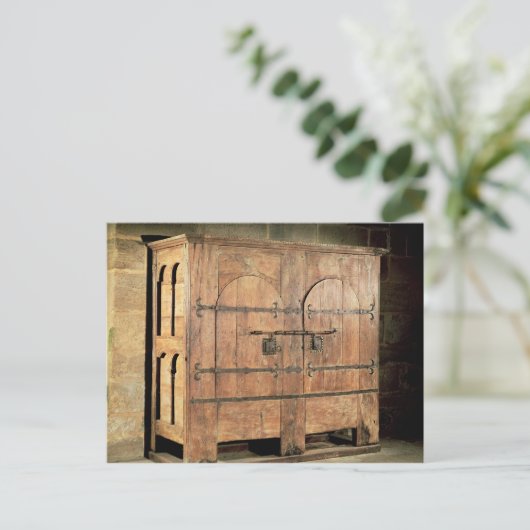 Carte Postale Commode en chêne (Debout devant)