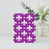 Carte Postale Conception de motif fleur de lis sur fond violet (Debout devant)