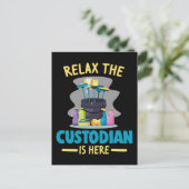 Carte Postale Concierge d'école drôle nettoyant concierge gardie (Debout devant)