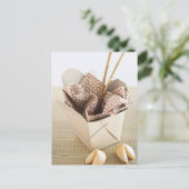 Carte Postale Conteneur à emporter chinois et biscuits chinois (Debout devant)