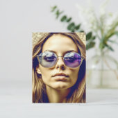 Carte Postale Cool Lady avec réflexion dans ses lunettes de sole (Debout devant)