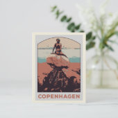 Carte Postale Copenhague Danemark, statue de la Petite Sirène (Debout devant)