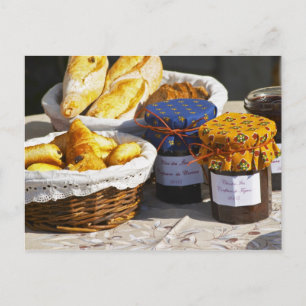 Carte Postale Corbeille avec croissants et pains au chocolat.