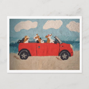 Carte Postale Corgis gallois dans un cabriolet rouge à la plage