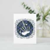 Carte Postale Cornemuse Silhouette sur tartan (Debout devant)