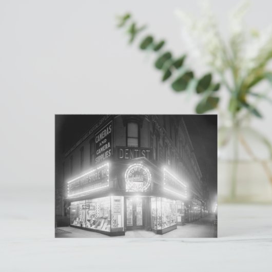 Carte Postale Corner Store At Night, 1920 (Debout devant)