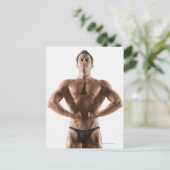 Carte Postale Corps de constructeur masculin flexion et pose (Debout devant)