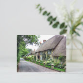 Carte Postale Cottages en chaume (Debout devant)