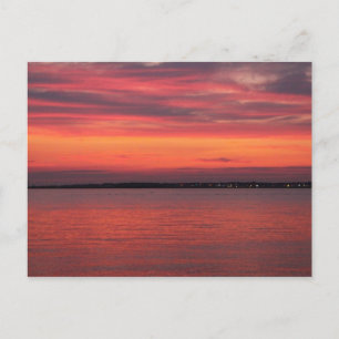 Carte Postale Coucher de soleil ciel rouge sur la baie