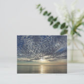 Carte Postale Coucher de soleil dramatique avec nuages et océan (Debout devant)