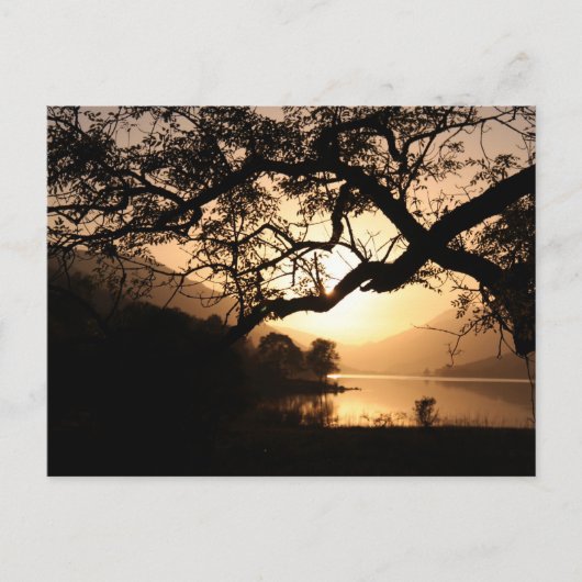 Carte Postale Coucher de soleil écossais en face d'un loch (Devant)