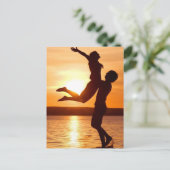 Carte Postale Coucher de soleil sur la plage avec amour couple (Debout devant)