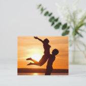Carte Postale Coucher de soleil sur la plage avec amour couple (Debout devant)