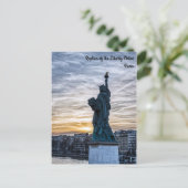 Carte Postale Coucher de soleil sur la réplique de la statue de  (Debout devant)