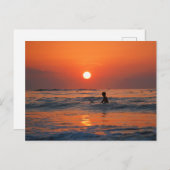 Carte Postale Coucher de soleil sur l'océan avec un surfeur dans (Devant / Derrière)